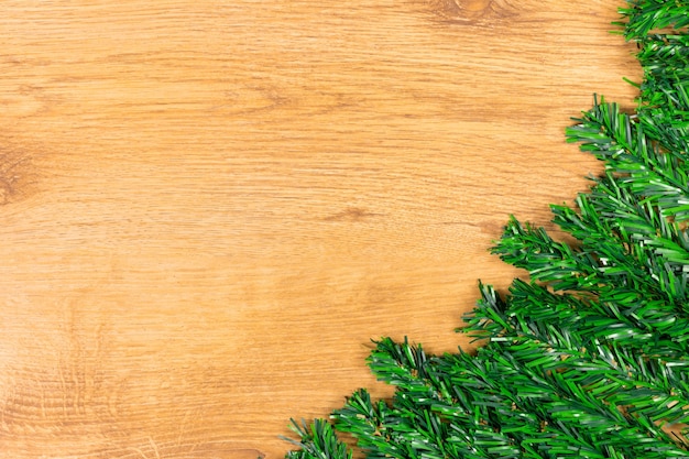 Decorazione natalizia su sfondo di legno. Vista superiore con spazio per il testo.