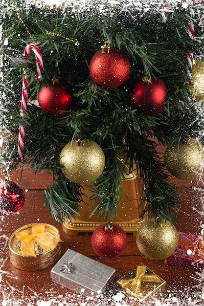 Decorazione natalizia tradizionale Albero di Natale con decorazioni