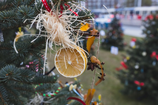 Decorazione naturale fatta a mano fai-da-te con fette di limone e spezie sull'albero di Natale