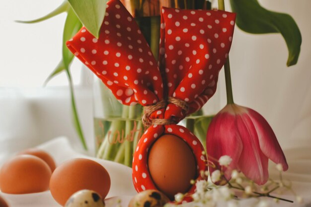 decorazione pasquale con uova e fiori