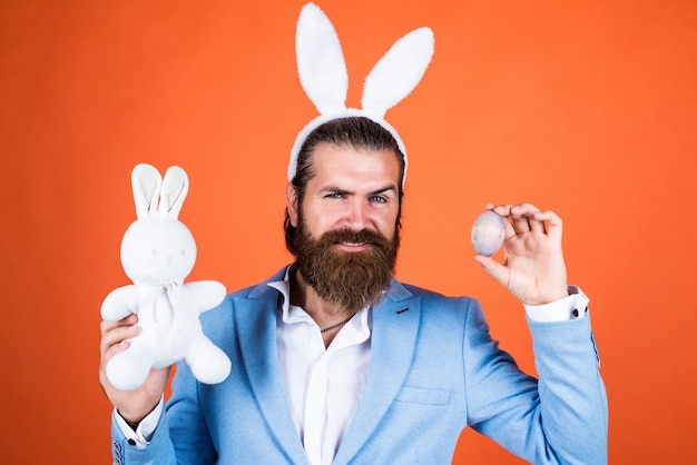 Decorazione pasquale felice hipster con barba Uomo in orecchie di coniglio Preparazione per il concetto di Pasqua di caccia all'uovo Concetto di celebrazione di Pasqua Uomo in orecchie da coniglio coniglio uomo indossa orecchie di lepre caccia al coniglio inizia