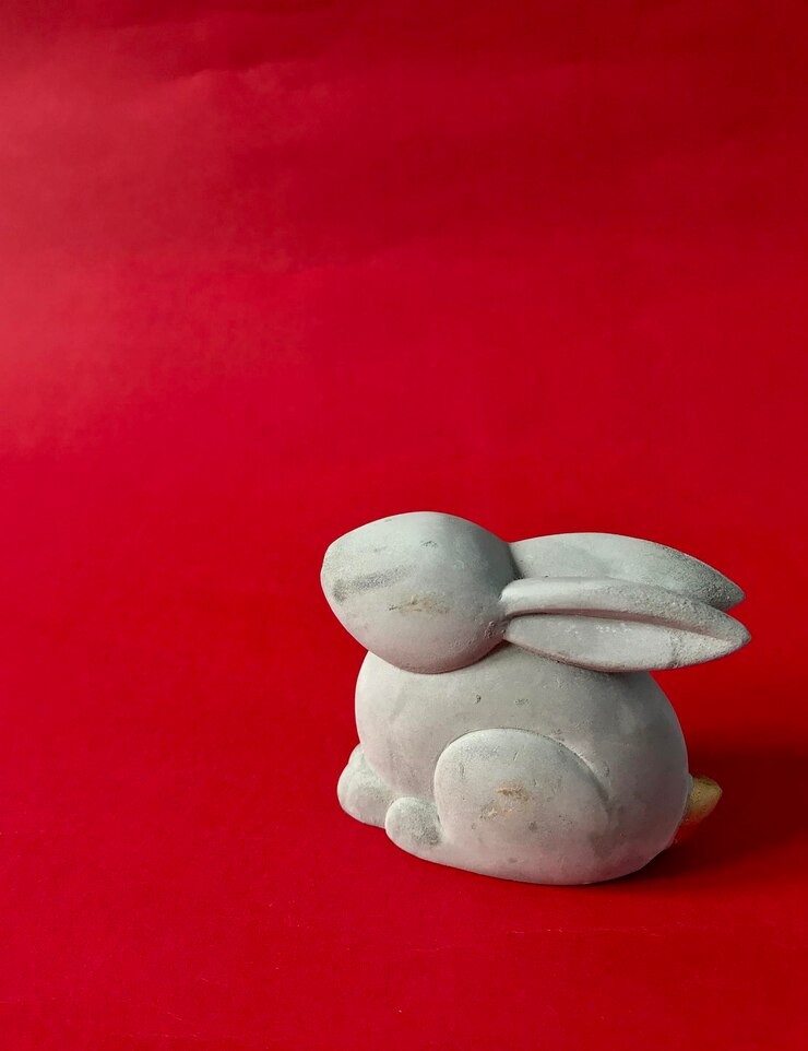 Foto decorazione pasquale minima su uno sfondo rosso