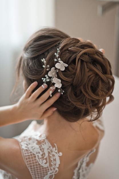 Decorazione per capelli da sposa fatta di perline nell'acconciatura della sposa 2503