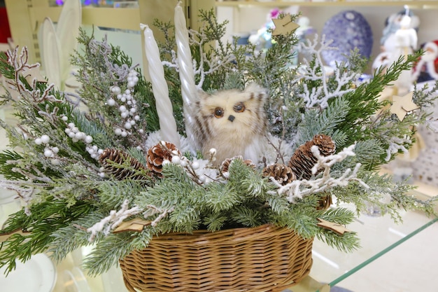 decorazione per le vacanze invernali con un gufo giocattolo