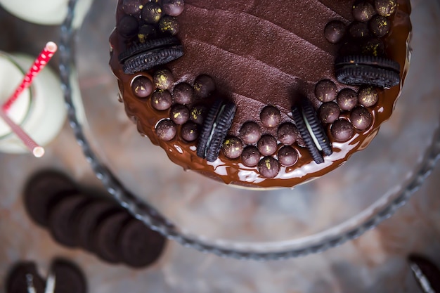 Decorazione su una torta al cioccolato di biscotti e gocce di cioccolato ricoperte d&#39;oro