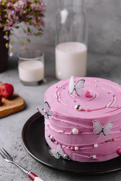 Decorazione torta rosa a forma di farfalle