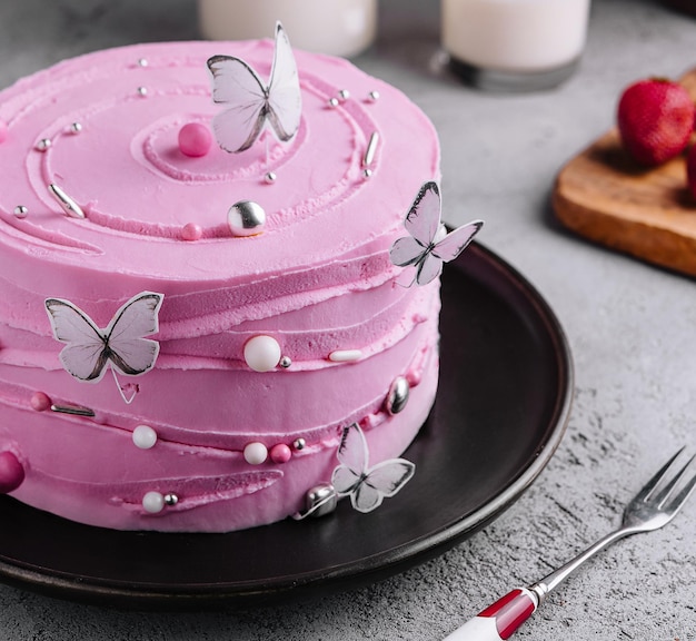 Decorazione torta rosa a forma di farfalle