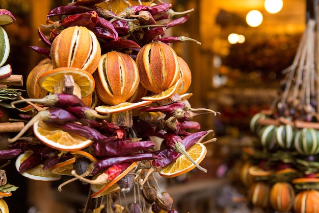 Decorazione tradizionale profumata di Natale fatta di spezie e frutta secca al mercato