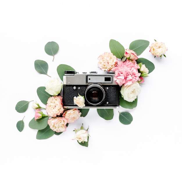 Decorazione vintage per fotocamera retrò con motivo a boccioli di fiori rosa e beige su sfondo bianco piatto t