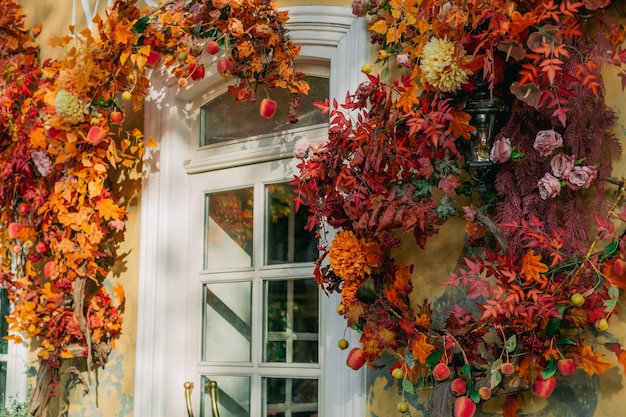 decorazioni autunnali foglie e fiori d'arancio intorno alle porte decorazione della facciata
