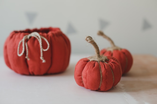 Decorazioni autunnali per la casa con zucche in tessuto accogliente per il ringraziamento e il concetto di halloween