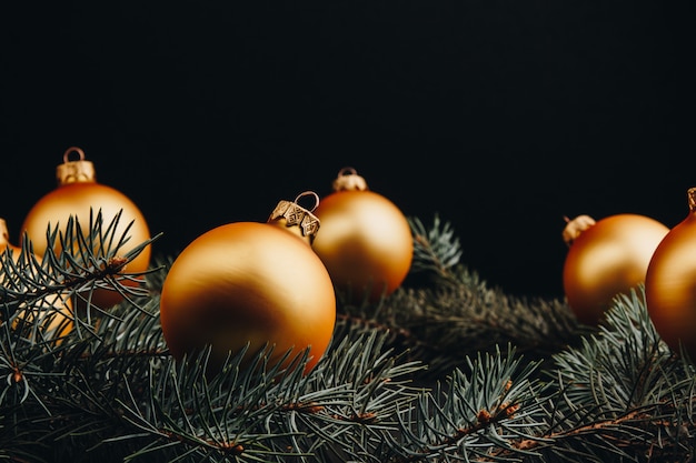 Decorazioni colorate di natale sulla tavola di legno nera. Palle di Natale su fondo in legno.