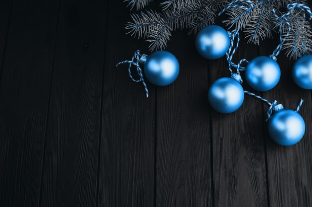 Decorazioni colorate di natale sulla tavola di legno nera. Palle di Natale su fondo in legno.