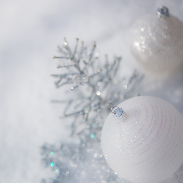 Decorazioni d'argento dell'albero di Natale su neve reale all'aperto Concetto di vacanze invernali