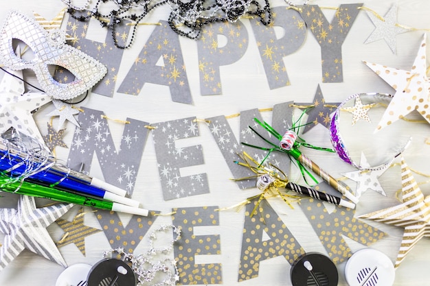 Decorazioni d'argento della festa di Capodanno sul tavolo.