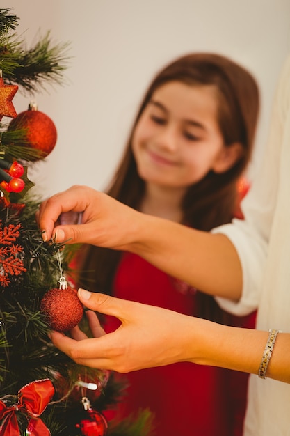 Decorazioni d&#39;attaccatura di natale della donna sull&#39;albero