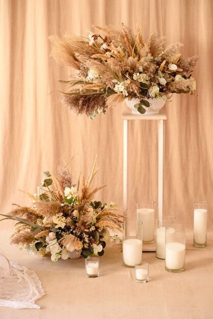 Decorazioni da bellissimi fiori secchi in un vaso bianco. Decorazione della stanza domestica