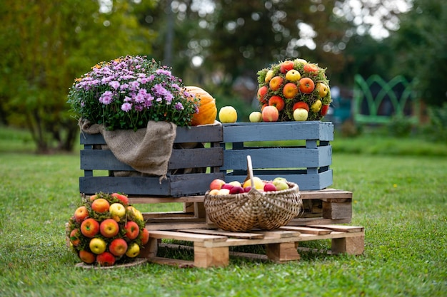 Decorazioni da giardino autunnali con frutta, verdura e fiori