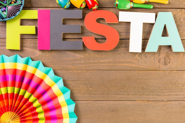 Decorazioni da tavola colorate tradizionali per celebrare Fiesta.