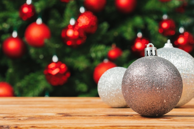 Decorazioni dell'pelliccia-albero di natale sulla fine di legno della tabella in su