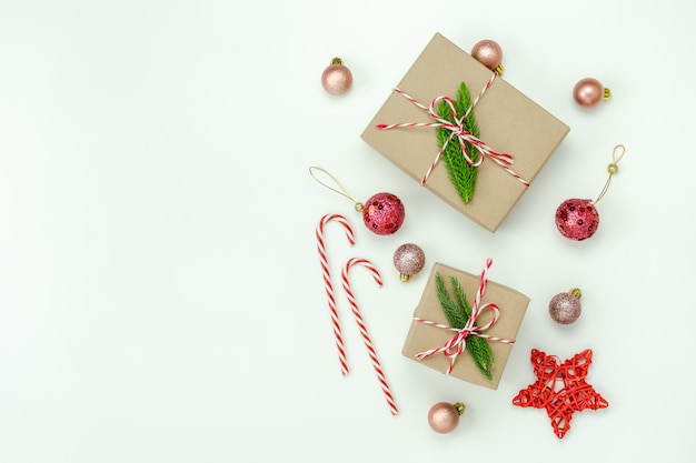 Decorazioni di buon Natale e concetto di ornamenti di felice anno nuovo.