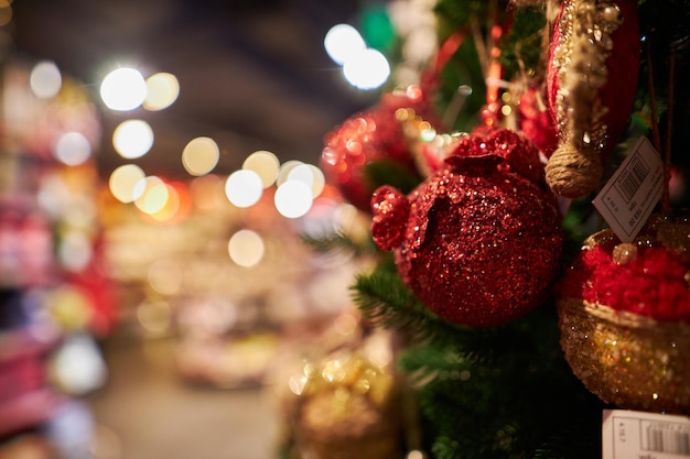 Decorazioni di Capodanno 2023 Decorazioni decorative di Capodanno sul primo piano dell'albero di Natale