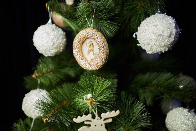 Decorazioni di Capodanno 2023 Decorazioni decorative di Capodanno sul primo piano dell'albero di Natale