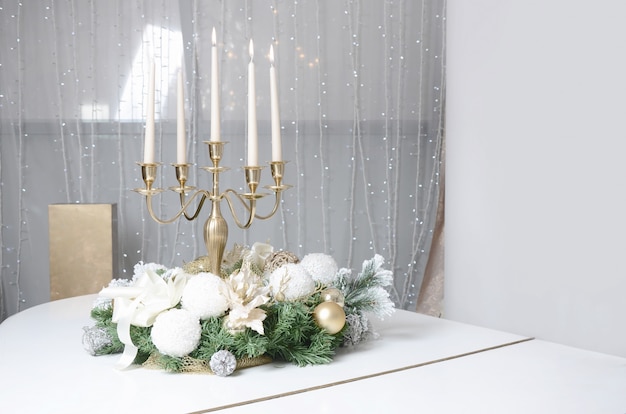 Decorazioni di Capodanno e un candelabro d&#39;oro con candele accese