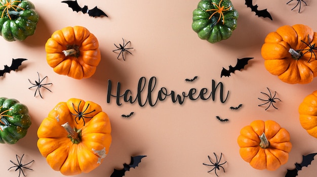 Decorazioni di Halloween a base di zucca e ragno nero