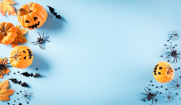 Decorazioni di Halloween a base di zucca, pipistrelli di carta e ragno nero