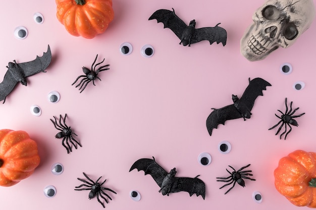 Decorazioni di Halloween con pipistrelli neri e ragni