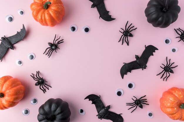 Decorazioni di Halloween con pipistrelli neri e ragni