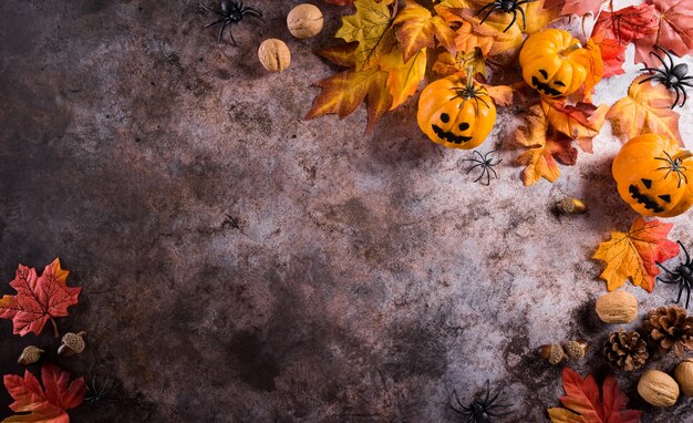 Decorazioni di Halloween realizzate con pipistrelli di carta zucca e ragno nero