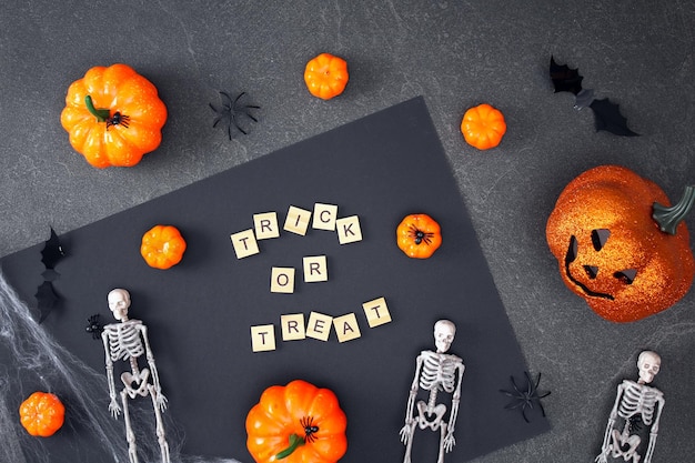 Decorazioni di Halloween su sfondo nero concetto di halloween piatto vista dall'alto dolcetto o scherzetto