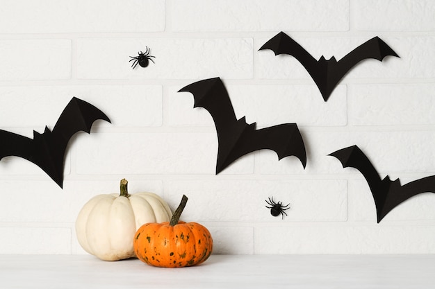 Decorazioni di Halloween sul muro di mattoni bianchi