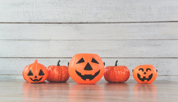 decorazioni di halloween zucca zucca su legno bianco