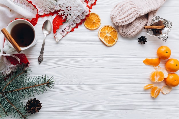 Decorazioni di Natale e cibo su fondo di legno.