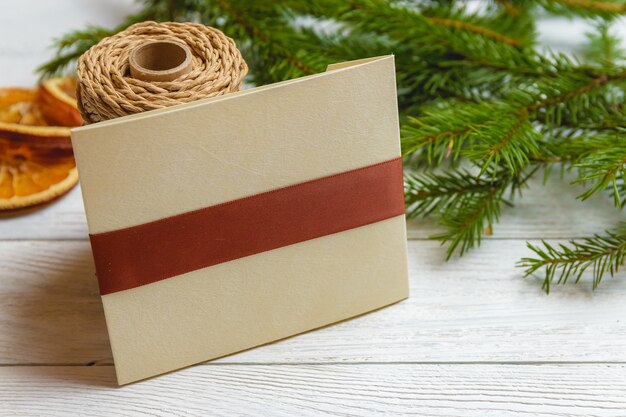 decorazioni di Natale su fondo di legno bianco.