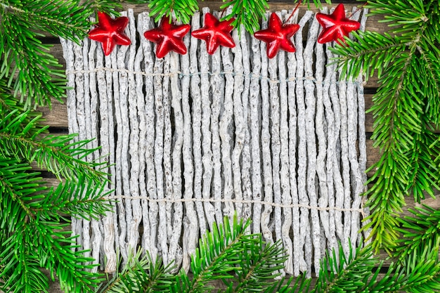 Decorazioni di Natale su uno sfondo bianco da bastoni e copia spazio