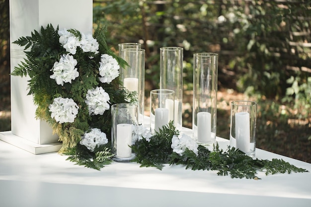 Decorazioni di nozze fiori e candele