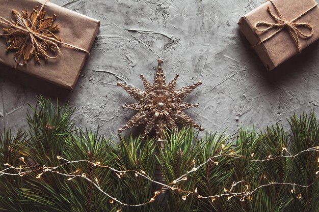 Decorazioni di paglia fatte in casa sull'albero di Natale da vicino. su uno sfondo grigio cemento.