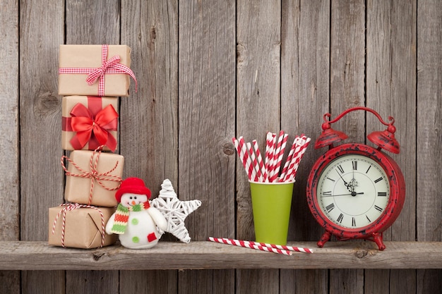 Decorazioni di scatole regalo di Natale e sveglia