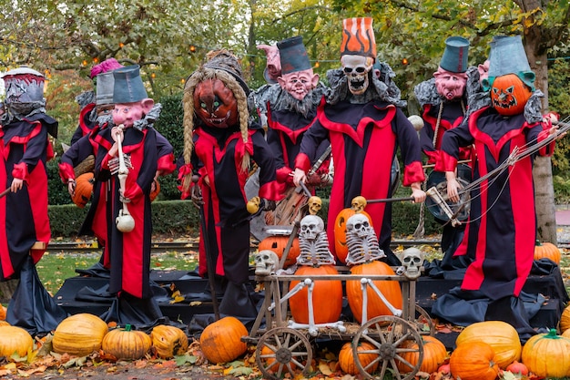 Decorazioni divertenti spaventose di Halloween sulla via in autunno. Celebrazione di ottobre - mostri e zombi in un parco.