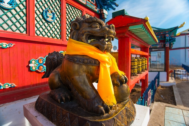 decorazioni e attributi del tempio buddista a Ivolginsky Datsan in Buriazia in Russia