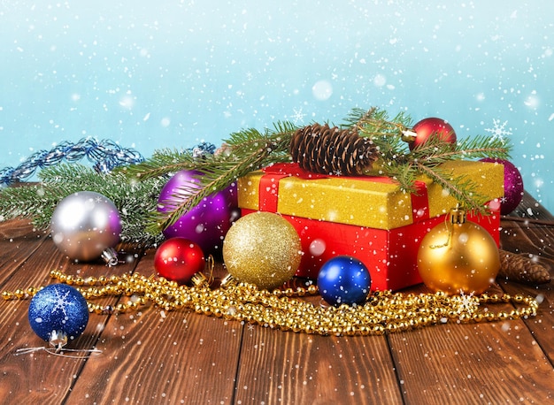 Decorazioni e regali multicolori delle palle di Natale su una tavola di legno