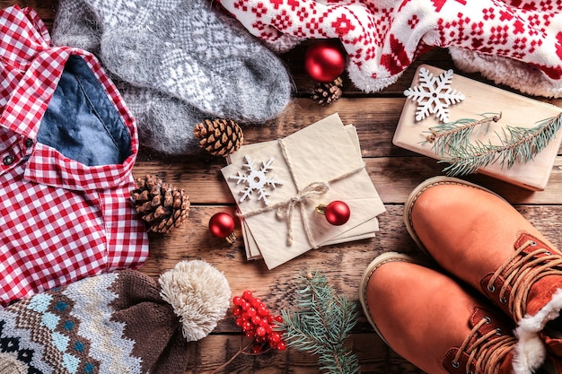 Decorazioni e vestiti di Natale su fondo di legno