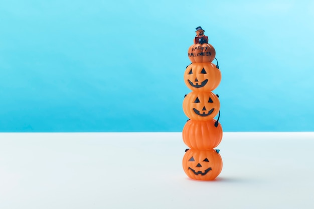 Decorazioni felici del partito della lanterna della presa o della zucca di festa di Halloween sull'azzurro