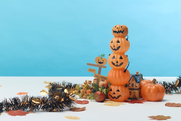 Decorazioni felici del partito della lanterna della presa o della zucca di festa di Halloween sull'azzurro