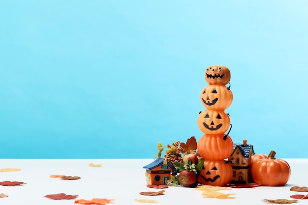 Decorazioni felici del partito della lanterna della presa o della zucca di festa di Halloween sull'azzurro