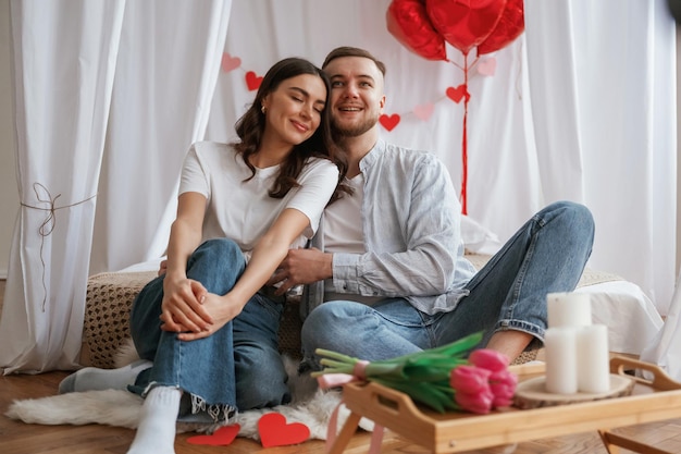 Decorazioni festive Giorno di San Valentino La giovane coppia è insieme a casa